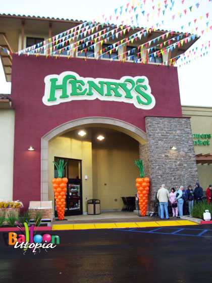 10' carrot sculpture let shoppers know that there was a new Henry's in town